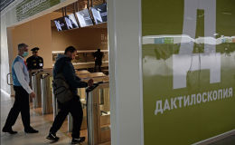 Посетитель в многофункциональном миграционном центре Москвы. Архивное фото Посетитель в многофункциональном миграционном центре Москвы. Архивное фото