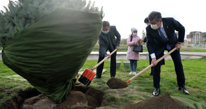 Президент Кыргызской Республики Сооронбай Жээнбеков посетил парк медиков и волонтеров им. Адинай Мырзабековой в г. Бишкек, где будет установлена стела в память о жертвах пандемии коронавирусной инфекции. 2 октября 2020 года