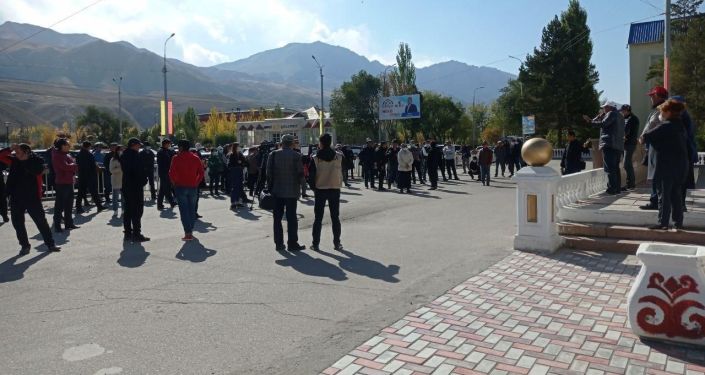 Митинг на центральной площади Нарына недовольных результатами парламентских выборов