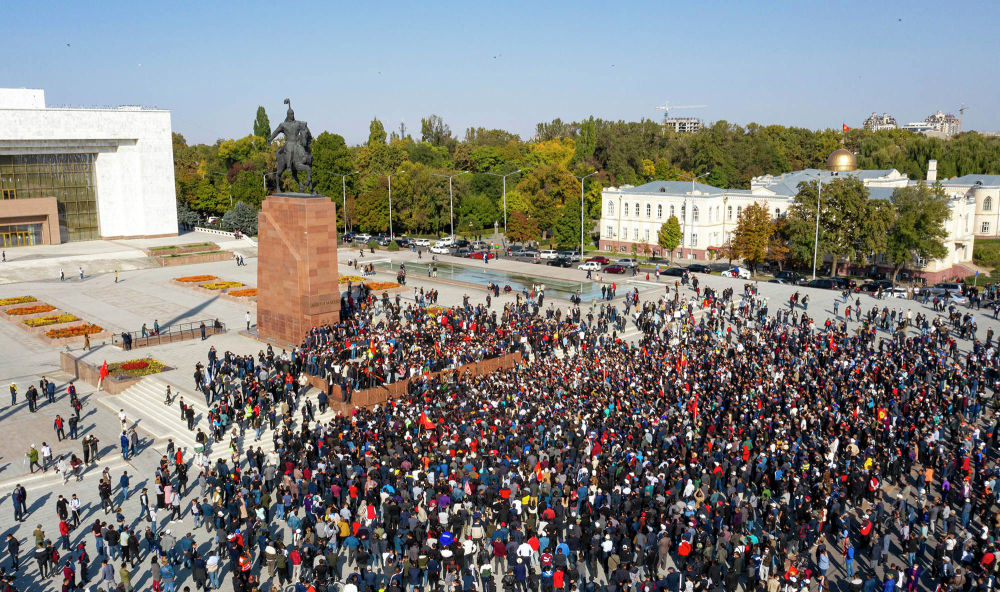 Протесты в бишкеке. Митинг 2020 Кыргызстан. Митинг Бишкек октябрь. Митинг в Бишкеке сейчас. Протесты в Кыргызстане 2020.