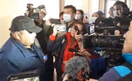 Местом проведения заседания выбрали отель Достук, потому что здание Жогорку Кенеша захвачено и там произошел пожар. Местом проведения заседания выбрали отель Достук, потому что здание Жогорку Кенеша захвачено и там произошел пожар.