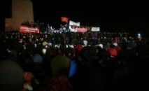 Митингующие на главной площади Оша слушают экс-мэра Мырзакматова Митингующие на главной площади Оша слушают экс-мэра Мырзакматова