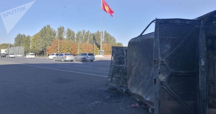 Площадь Ала-Тоо в Бишкеке после ночных беспорядков, вызванных митингами из-за результатов парламентских выборов
