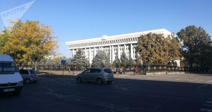 Площадь Ала-Тоо в Бишкеке после ночных беспорядков, вызванных митингами из-за результатов парламентских выборов