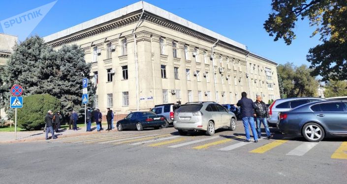 Сотрудники милиции на Старой площади у здания Верховного суда в Бишкеке после ночных беспорядков, вызванных митингами из-за результатов парламентских выборов