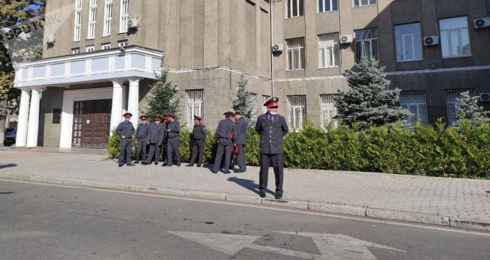 Сотрудники милиции на Старой площади у здания Верховного суда в Бишкеке после ночных беспорядков, вызванных митингами из-за результатов парламентских выборов