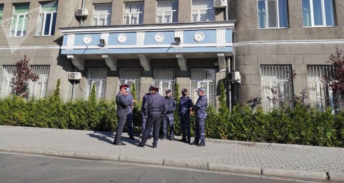 Сотрудники милиции на Старой площади у здания Верховного суда в Бишкеке после ночных беспорядков, вызванных митингами из-за результатов парламентских выборов