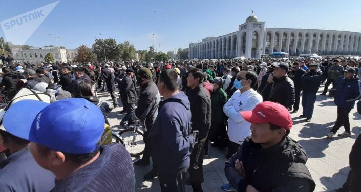 На площади Ала-Тоо в Бишкеке проходит митинг выступающих за то, чтобы к власти пришла молодежь