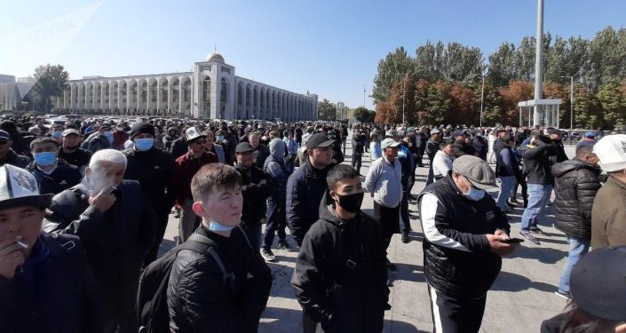 На площади Ала-Тоо в Бишкеке проходит митинг выступающих за то, чтобы к власти пришла молодежь