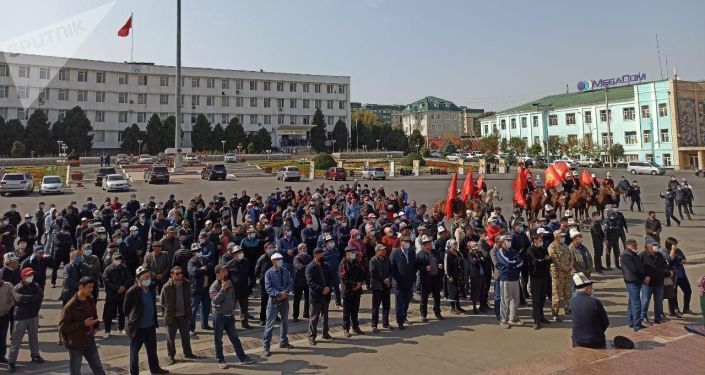 Сторонники Сооронбая Жээнбекова на центральной площади города Ош. 08 октября 2020 года
