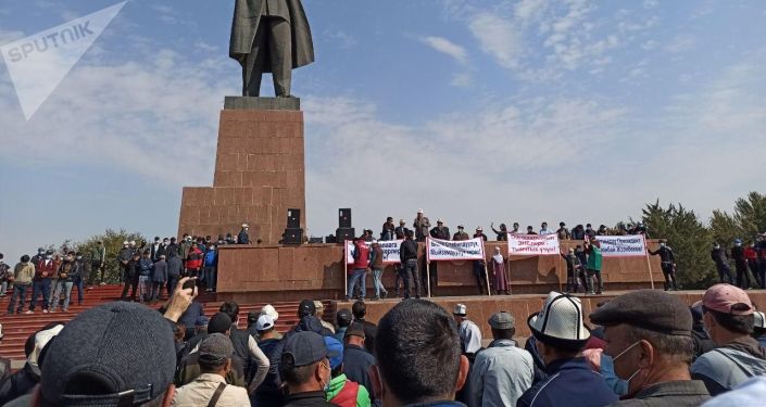 Сторонники Сооронбая Жээнбекова на центральной площади города Ош. 08 октября 2020 года