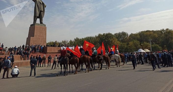 Всадники на лошадях и с флагами на площади Ош на митинге. 8 октября 2020 года