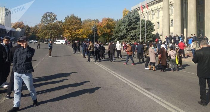 Митинг сторонников Садыра Жапарова на старой площади в Бишкеке, которые требуют отставки президента КР Сооронбая Жээнбекова