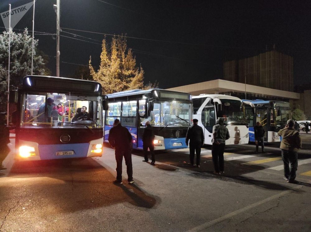 В москву приехали автобусы. Автобус не приехал. Автобус не приехал совсем.