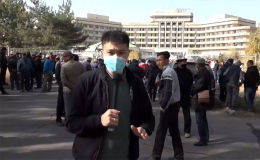 У гостиницы Иссык-Куль, которая находится рядом с госрезиденцией президента Ала-Арча идет митинг, где требуют отставки президента Сооронбая Жээнбекова. У гостиницы Иссык-Куль, которая находится рядом с госрезиденцией президента Ала-Арча идет митинг, где требуют отставки президента Сооронбая Жээнбекова.