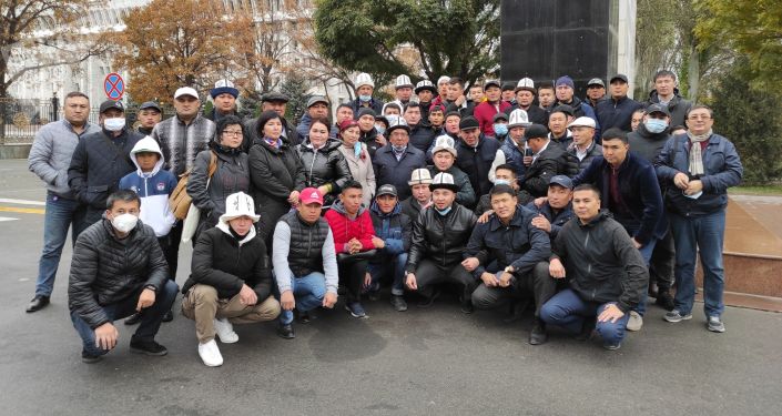 На площади Ала-Тоо в Бишкеке прочитали поминальную молитву погибшему 19-летнему Умутбеку Алтынбеку улуу в ходе беспорядков после оглашения результатов парламентских выборов. 23 октября 2020 года