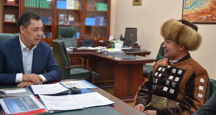 Исполняющий обязанности президента, премьер-министр Кыргызстана Садыр Жапаров во время встречи с манасчи Доолотом Сыдыковым