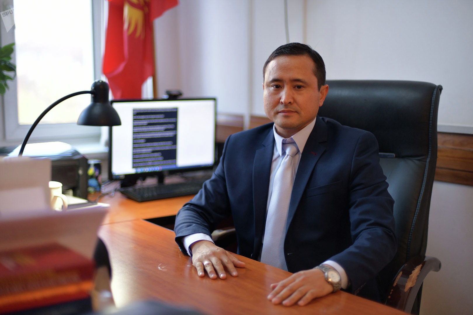 Судья в Бишкекском городском суде Азизбек Досмамбетов в рабочем кабинете