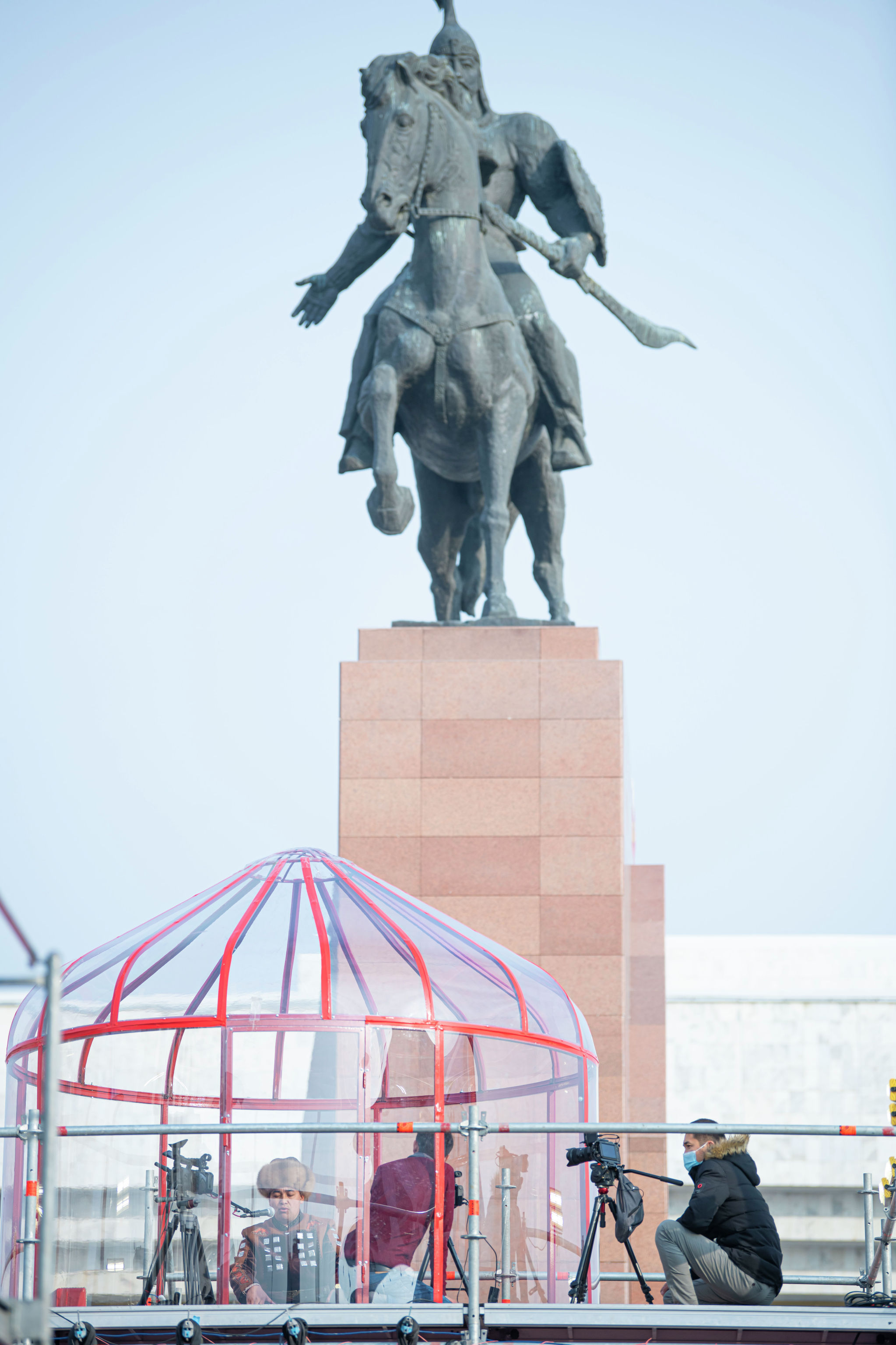 Манасчи Доолот Сыдыков намеревается сказывать эпос Манас непрерывно для книги рекордов Гиннесса на площади Ала-Тоо в Бишкеке 