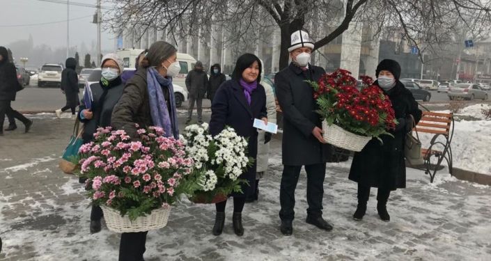 В Бишкеке состоялось возложение цветов к памятнику народного писателя КР Чингиза Айтматова