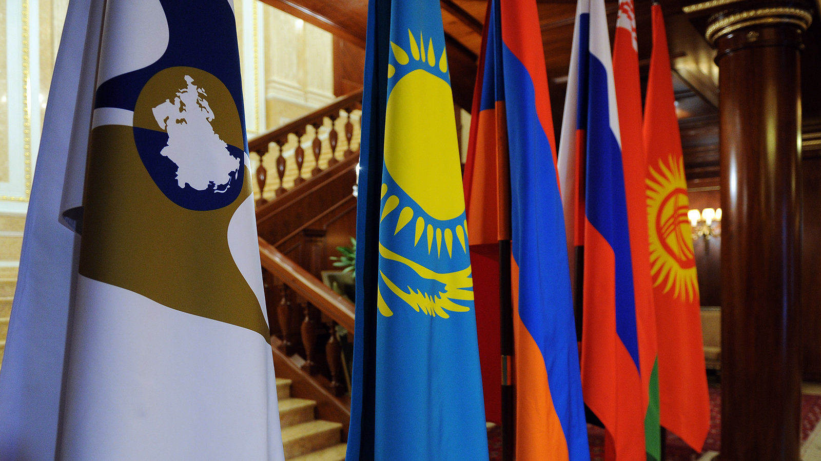 Флаги стран участников ЕАЭС и таможенного кодекса в заседании Евразийского межправительственного совета в городе Москва