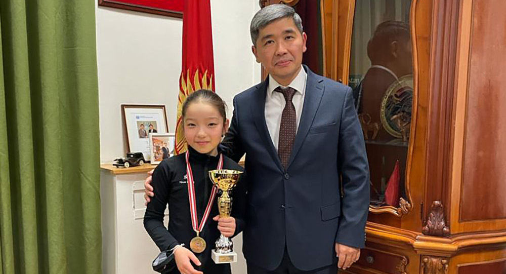 Австрия чемпиону болгон Элеске Кыргызстандын элчиси сыйлык тапшырды