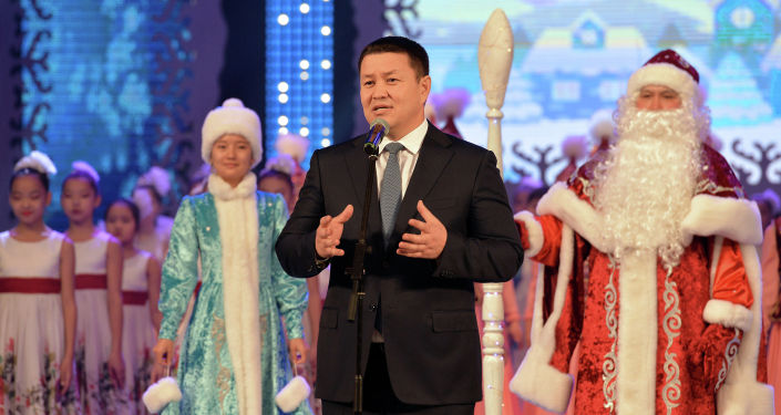 Исполняющий обязанности Президента КР, торага Жогорку Кенеша Талант Мамытов на новогоднем представлении для детей