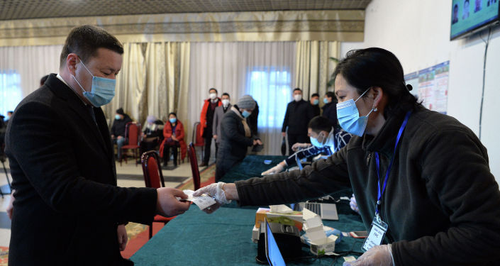 Исполняющий обязанности президента КР, торага ЖК Талант Мамытов проголосовал на досрочных выборах президента КР и референдуме на избирательном участке № 1053 в Бишкеке