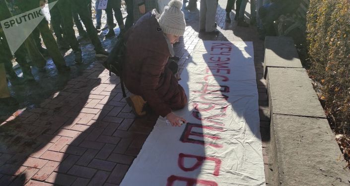 В Бишкеке проходит очередной мирный марш против изменения Основного закона страны В Бишкеке проходит очередной мирный марш против изменения Основного закона страны