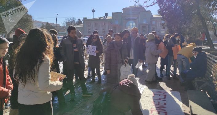 В Бишкеке проходит очередной мирный марш против изменения Основного закона страны В Бишкеке проходит очередной мирный марш против изменения Основного закона страны