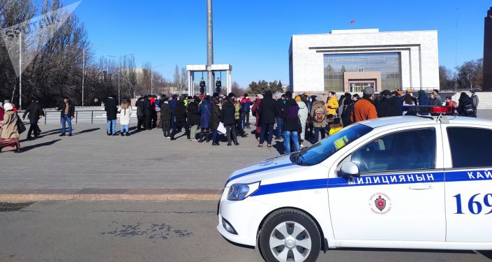 В Бишкеке проходит очередной мирный марш против изменения Основного закона страны В Бишкеке проходит очередной мирный марш против изменения Основного закона страны
