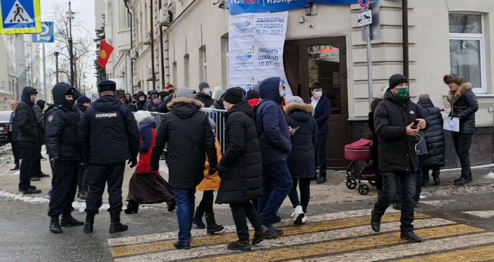 Люди стоят в очереди на избирательном участке в Москве во время выборов президента и референдума в Кыргызстане