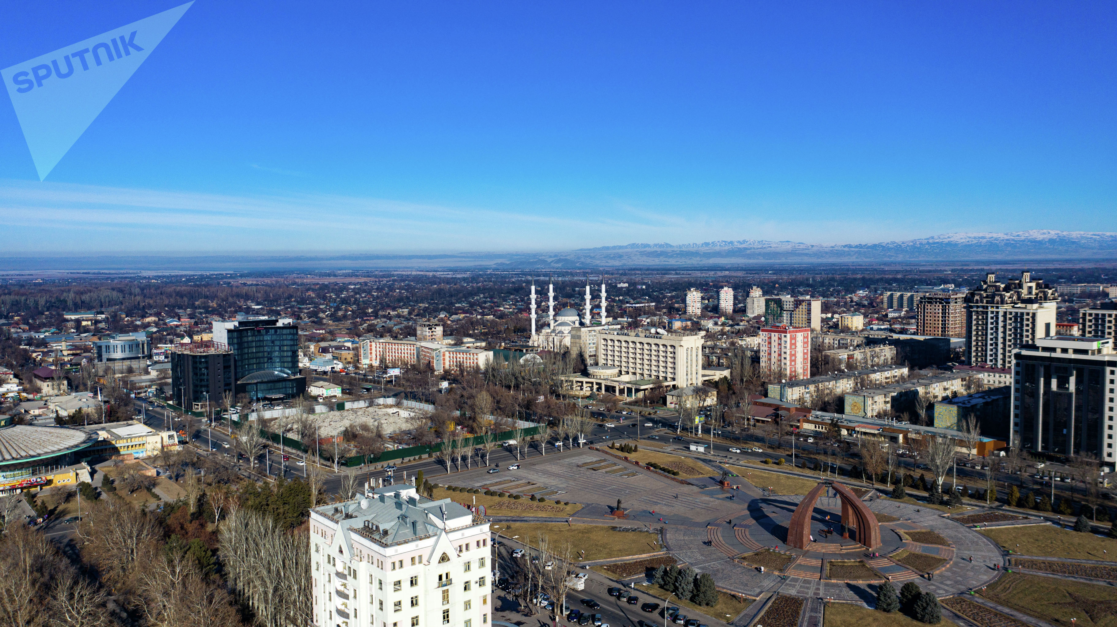 Вид на площадь Революции и центр Бишкека с дрона