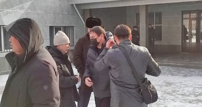 На суде, где рассматривается уголовное дело бывшего президента Кыргызстана Алмазбека Атамбаева, митингуют его сторонники На суде, где рассматривается уголовное дело бывшего президента Кыргызстана Алмазбека Атамбаева, митингуют его сторонники