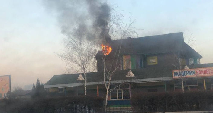 На Южной магистрали (пересекает Тыналиева) горит здание частного детского сада, сообщили очевидцы и присылают видео с места событий