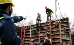 Рабочие на строительстве жилого комплекса Сердце Столицы в Москве. Рабочие на строительстве жилого комплекса Сердце Столицы в Москве.