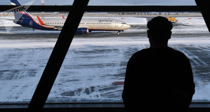 Пассажир в аэропорту. Архивное фото