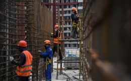 Рабочие на строительстве жилого комплекса в Москве. Архивное фото Рабочие на строительстве жилого комплекса в Москве. Архивное фото