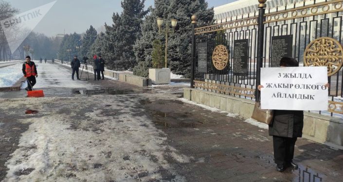 Несколько женщин митингуют возле здания Жогорку Кенеша (Белого дома) с требованием привлечь к ответственности экс-президента КР Сооронбая Жээнбекова Несколько женщин митингуют возле здания Жогорку Кенеша (Белого дома) с требованием привлечь к ответственности экс-президента КР Сооронбая Жээнбекова