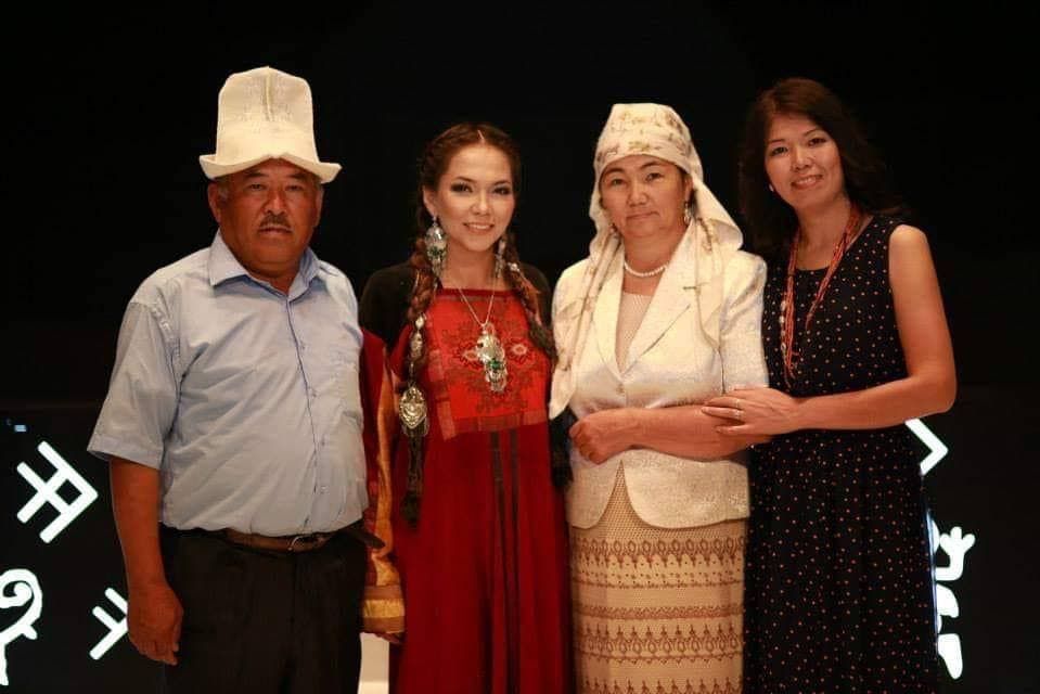 Певица, исполнительница Гулзада Рыскулова с родителями
