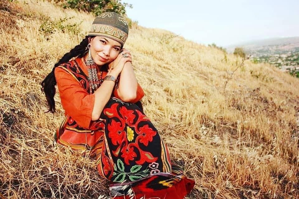 Певица, исполнительница Гулзада Рыскулова во время фотосета в горах