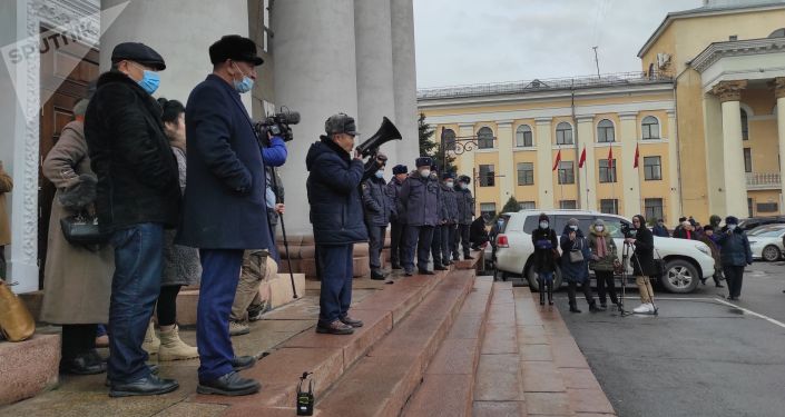 В Бишкеке у здания мэрии проходит митинг — участники недовольны назначением нового исполняющего обязанности мэра столицы Бактыбека Кудайбергенова