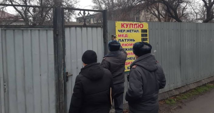 В Свердловском районе Бишкека пункты приема металлолома уведомили о запрете принимать краденные крышки люков и ливнеприемных решеток