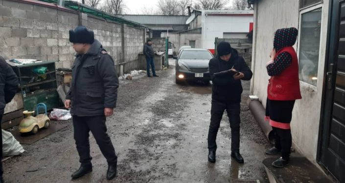 В Свердловском районе Бишкека пункты приема металлолома уведомили о запрете принимать краденные крышки люков и ливнеприемных решеток