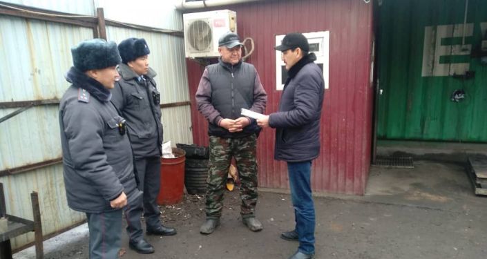 В Свердловском районе Бишкека пункты приема металлолома уведомили о запрете принимать краденные крышки люков и ливнеприемных решеток