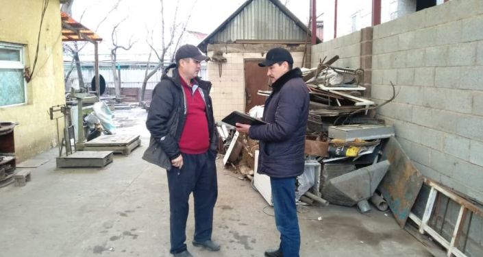 В Свердловском районе Бишкека пункты приема металлолома уведомили о запрете принимать краденные крышки люков и ливнеприемных решеток
