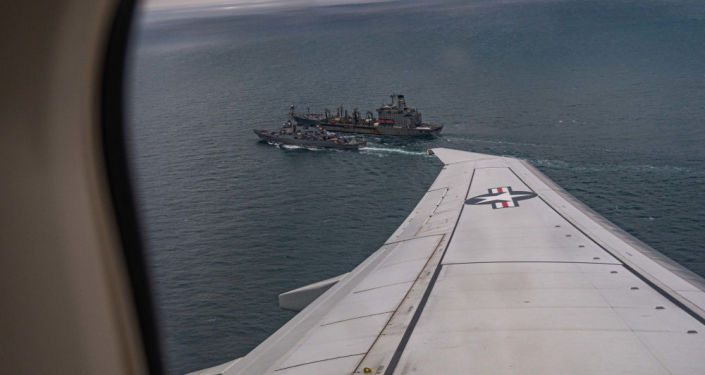 Эсминец ВМС США Портер во время дозаправки в Черном море