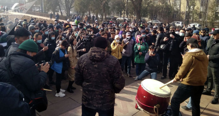 Участники митинга за Кыргызстан без коррупции в центре Бишкека. 14 февраля 2021 года