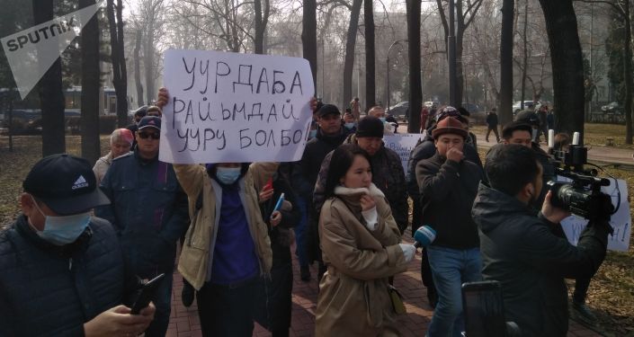  Участники митинга за Кыргызстан без коррупции двигаются в сторону площади Ала-Тоо в центре Бишкека. 14 февраля 2021 года