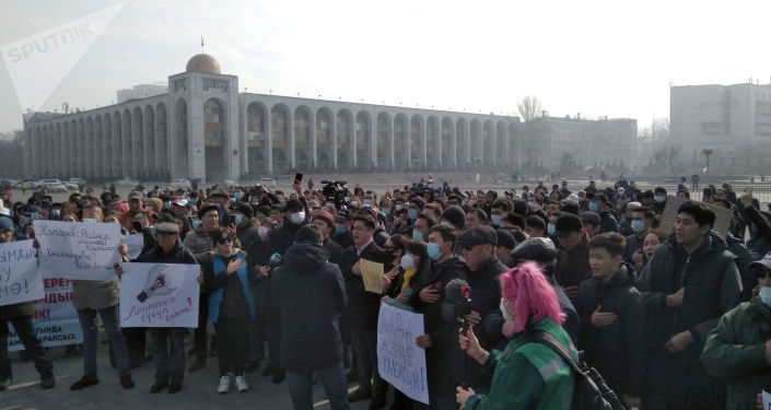 Участники митинга за Кыргызстан без коррупции на площади Ала-Тоо поют гимн в Бишкеке. 14 февраля 2021 года